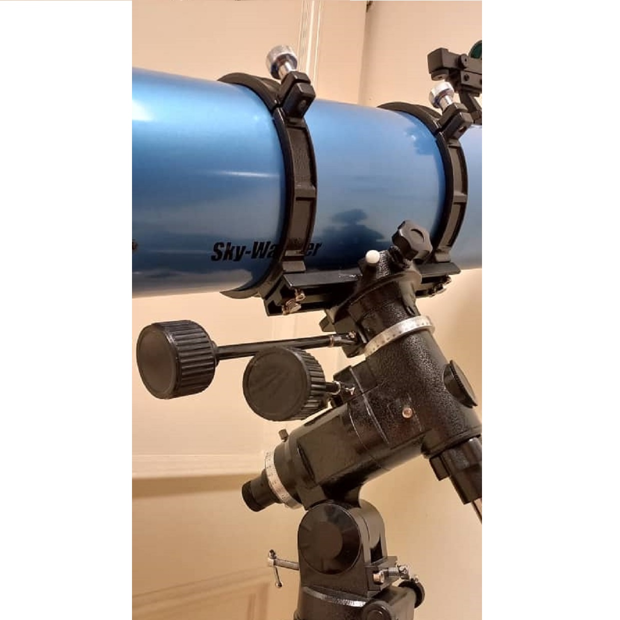 تلسكوپ ۱۳۰ میلی‌متری نيوتنی اسكای‌واچر با مقر EQ3